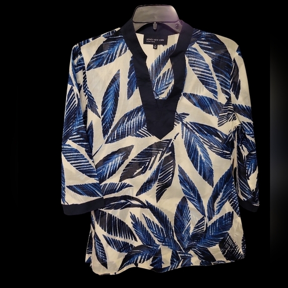 Jones New York Signature Blue and White Med vneck top - Picture 10 of 12